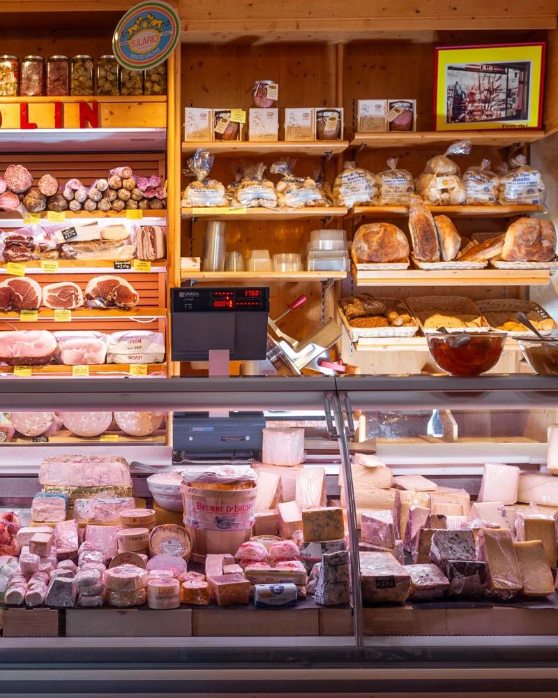 Il banco di salumi, formaggi e pane de el Casolin